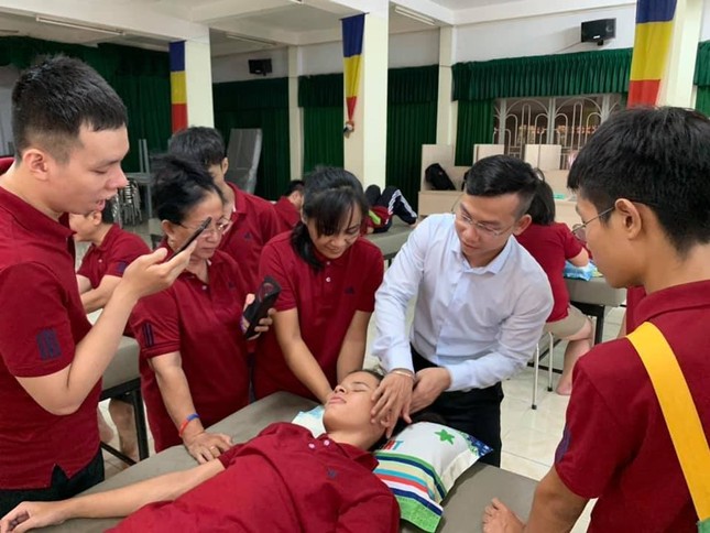 Châu Cao Minh (áo trắng) bồi dưỡng kỹ thuật cho nhân viên - Ảnh: L.Đ.L