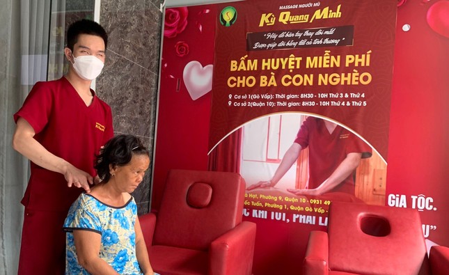 Kỳ Quang Minh của Minh thường xuyên massage miễn phí cho người lao động nghèo - Ảnh: L.Đ.L