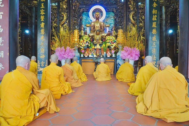 Khóa lễ tụng kinh Di Đà tại chánh điện