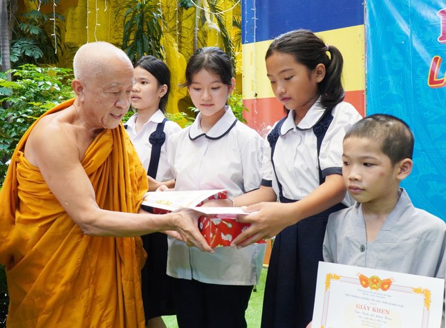Hòa thượng Thích Thiện Chiếu trao phần thưởng đến các em học sinh trong lễ tổng kết năm học 2023-2024