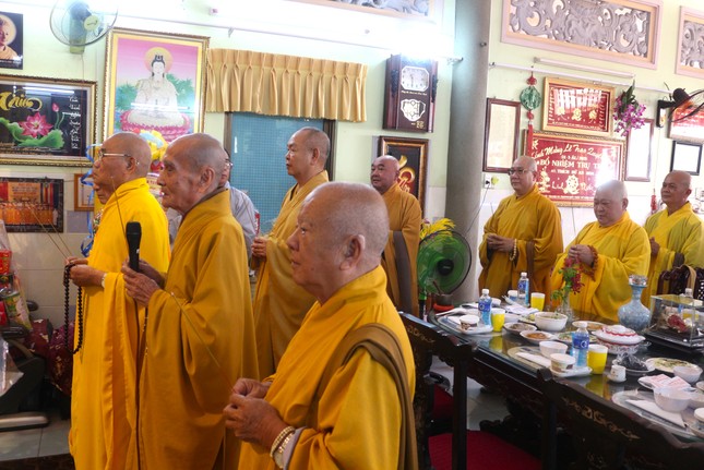 Chư tôn đức dâng hương tưởng niệm