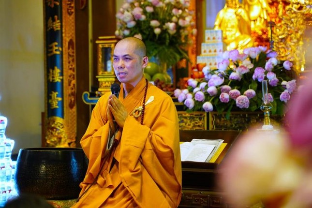 Đại đức Thích Minh Đăng hướng dẫn các bạn trẻ tọa thiền