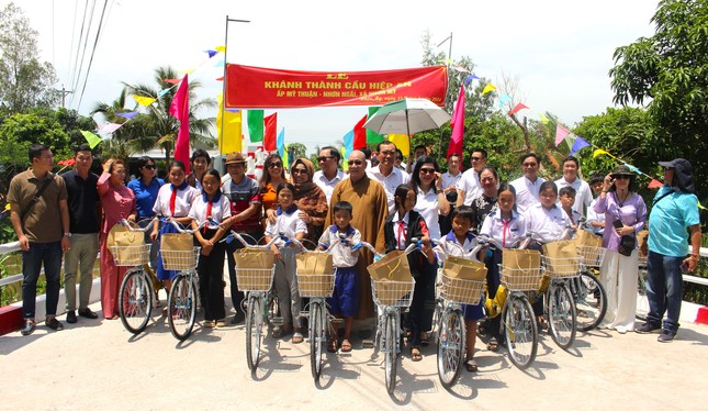 Tặng xe đạp, quà cho các em học sinh