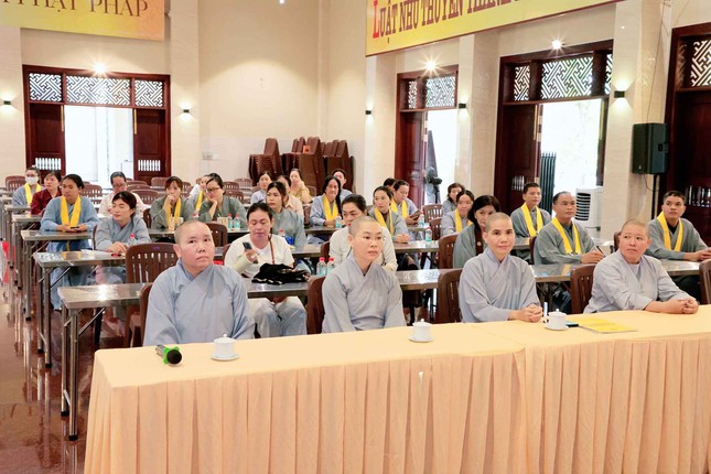 Chư Ni và Phật tử trong đạo tràng Pháp Hoa - chùa Thanh Tâm tham dự