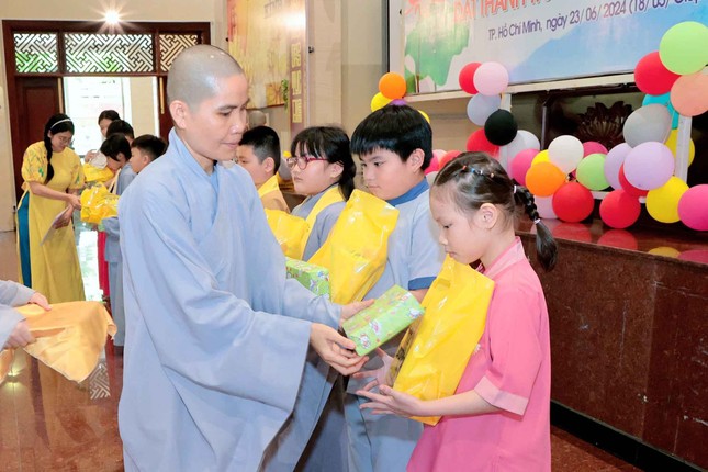 Trao quà đến các em