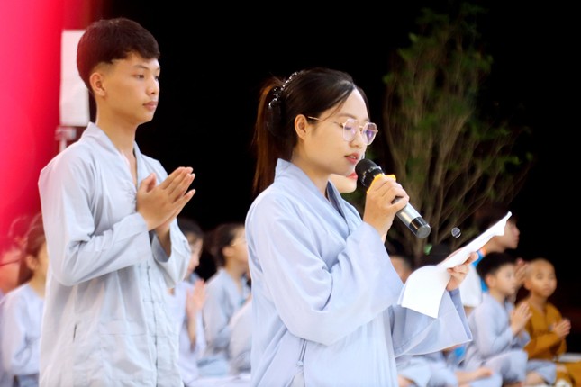 Đại diện các khóa sinh dâng lời phát nguyện