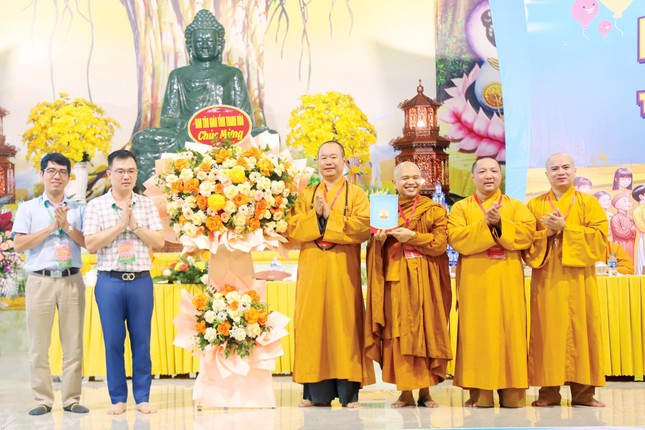 Lãnh đạo Ban Tôn giáo tỉnh Thanh Hóa tặng hoa chúc mừng