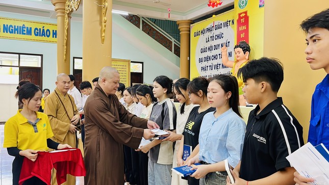 Học bổng là phần thưởng khích lệ, động viên tinh thần các bạn học sinh