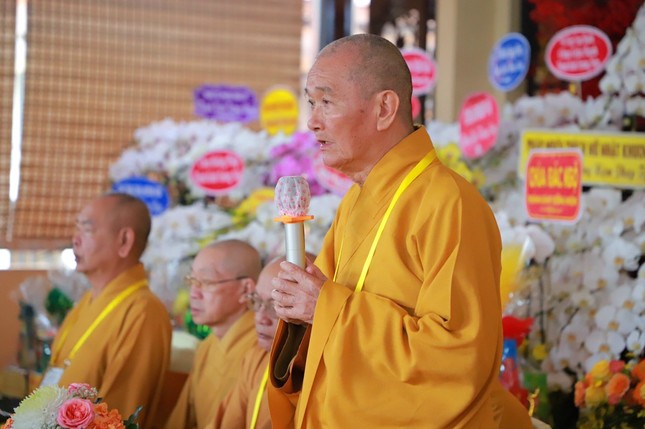 Trưởng lão Hòa thượng Thích Thanh Hùng khuyến tấn hàng Phật tử
