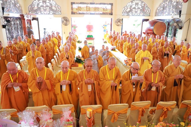 Chư tôn giáo phẩm thắp hương tưởng niệm