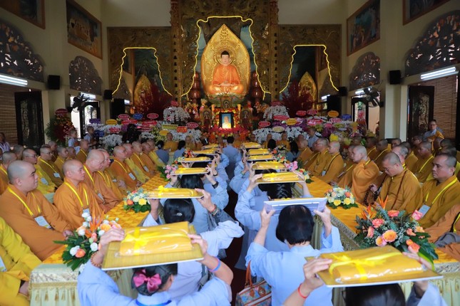 Đạo tràng Phật tử Quan Âm tu viện dâng y ca-sa cúng dường