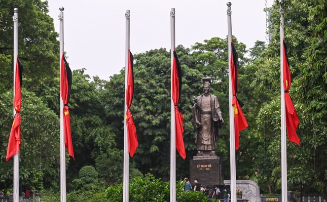 Thủ đô Hà Nội treo cờ rủ trước tượng đài Lý Thái Tổ trên phố Đinh Tiên Hoàng - Ảnh: VnExpress