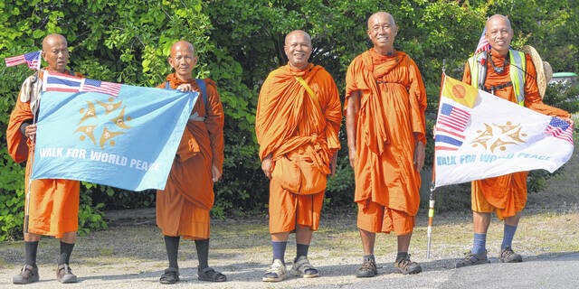 Các nhà sư trong đoàn hành hương