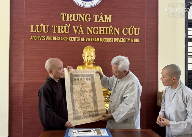 Thay mặt Hòa thượng Viện trưởng Học viện Phật giáo VN tại Huế, Thượng tọa Thích Không Nhiên trao tặng thác bản Niệm Phật công cứ đến Bảo tàng khắc gỗ châu Á (Hàn Quốc)