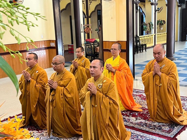 Thành kính tưởng niệm