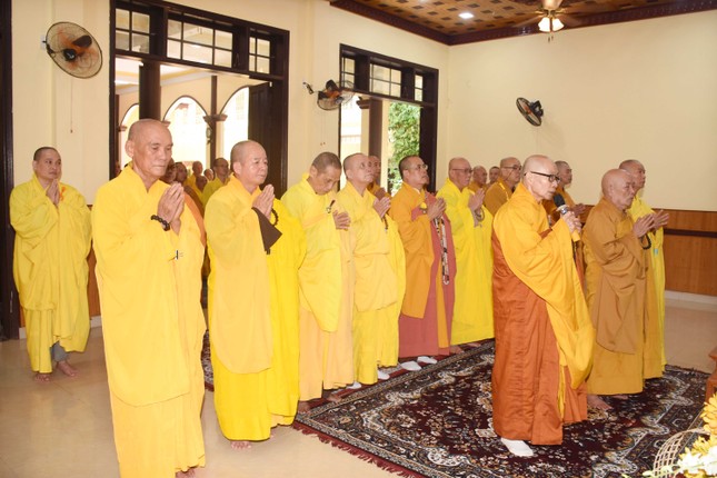 Chư tôn giáo phẩm nhất tâm cầu nguyện Giác linh Trưởng lão Hòa thượng cao đăng thượng phẩm