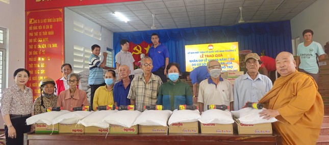Tịnh xá Ngọc Hiệp trao quà đến bà con khó khăn trong mùa Vu lan Tịnh xá Ngọc Hiệp trao quà đến bà con khó khăn trong mùa Vu lan