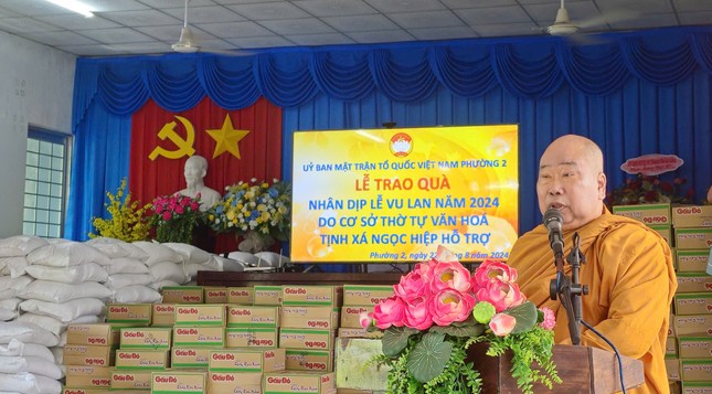 Hoà thượng Thích Giác Pháp phát biểu trong buổi trao quà