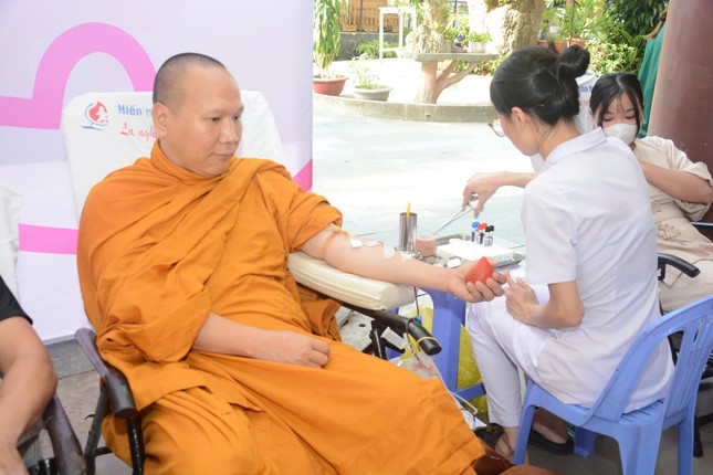 Đại đức Thích Pháp Hiếu, trụ trì chùa Tam Bảo tham gia hiến máu