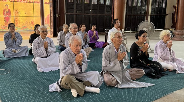 Quý thân hữu tham dự Lễ chung thất của một bậc trí thức, người thầy, người kể chuyện tài tình về lịch sử, văn hóa, đặc biệt là đạo Phật Việt Nam