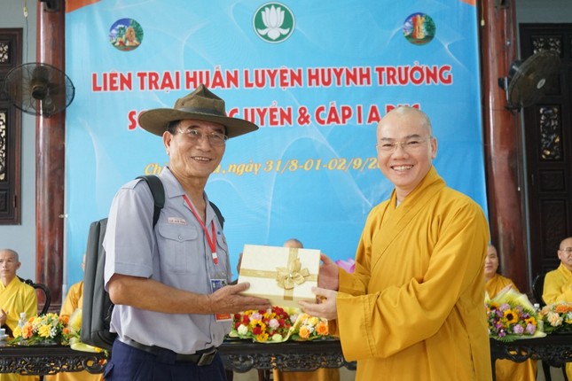 Thượng tọa Thích Thông Đạo tặng quà chúc mừng Thượng tọa Thích Thông Đạo tặng quà chúc mừng