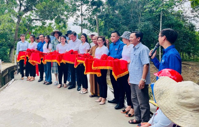 Cắt băng khánh thành cầu dân sinh tại tổ 10, ấp 3, xã Thanh Sơn, H.Định Quán, Đồng Nai Cắt băng khánh thành cầu dân sinh tại tổ 10, ấp 3, xã Thanh Sơn, H.Định Quán, Đồng Nai