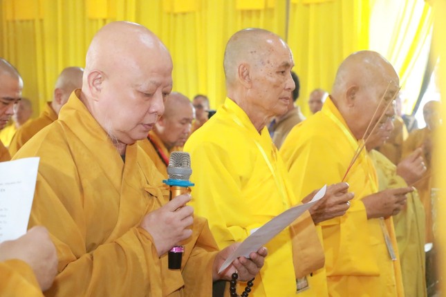 Chư tôn giáo phẩm thắp hương