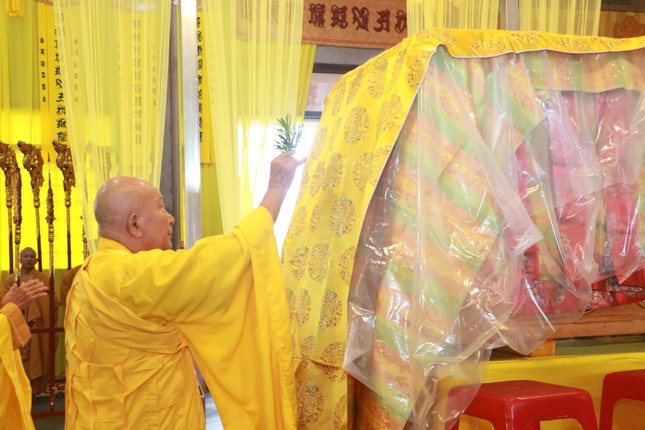 Trưởng lão Hòa thượng Thích Nhật Quang cử hành nghi thức sái tịnh kim quan