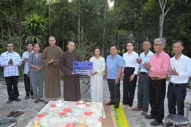 Trao bảng tượng trưng ủng hộ số tiền 80 triệu đồng để xây dựng nhà tình thương cho hộ gia đình ông Nguyễn Hùng và bà Phan Thái Thị Hường Trao bảng tượng trưng ủng hộ số tiền 80 triệu đồng để xây dựng nhà tình thương cho hộ gia đình ông Nguyễn Hùng và bà Phan Thái Thị Hường