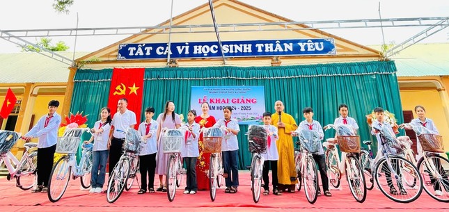 Đại đức Thích Minh Thanh trao xe đạp tiếp sức đến trường cho các em học sinh Trường Phổ thông Dân tộc bán trú - THCS xã Xá Lượng Đại đức Thích Minh Thanh trao xe đạp tiếp sức đến trường cho các em học sinh Trường Phổ thông Dân tộc bán trú - THCS xã Xá Lượng