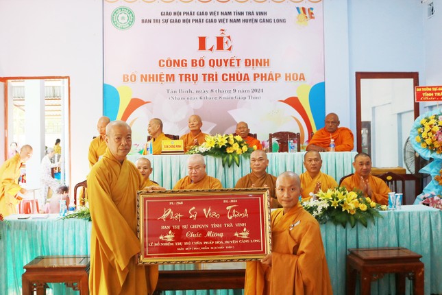 Hòa thượng Thích Trí Minh tặng khánh vàng chúc mừng Đại đức tân trụ trì chùa Pháp Hoa Hòa thượng Thích Trí Minh tặng khánh vàng chúc mừng Đại đức tân trụ trì chùa Pháp Hoa