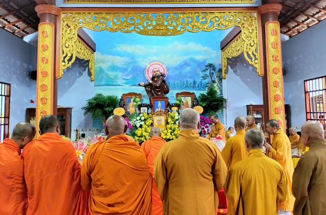 Chư tôn đức thắp hương tưởng niệm Chư tôn đức thắp hương tưởng niệm