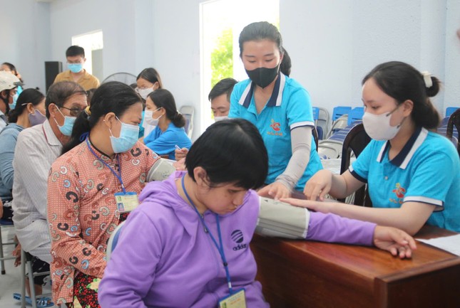 Nhân viên y tế Bệnh viện Bình Dân kiểm tra sức khỏe cho người khiếm thị Nhân viên y tế Bệnh viện Bình Dân kiểm tra sức khỏe cho người khiếm thị