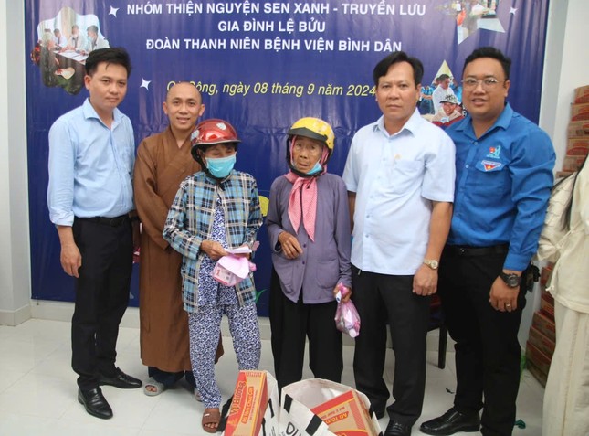 Trao quà đến bà con có hoàn cảnh khó khăn Trao quà đến bà con có hoàn cảnh khó khăn