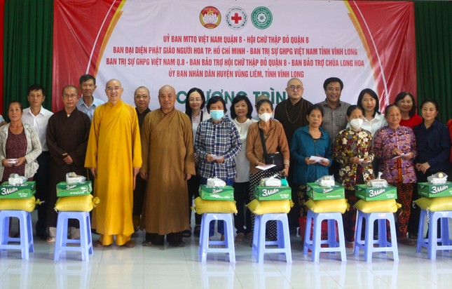 Trao quà đến các hộ nghèo tại H.Vũng Liêm, Vĩnh Long Trao quà đến các hộ nghèo tại H.Vũng Liêm, Vĩnh Long