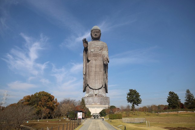 Tượng Phật cao 120m ở Ushiku, Ibaraki, Nhật Bản - Ảnh: AFP Tượng Phật cao 120m ở Ushiku, Ibaraki, Nhật Bản - Ảnh: AFP
