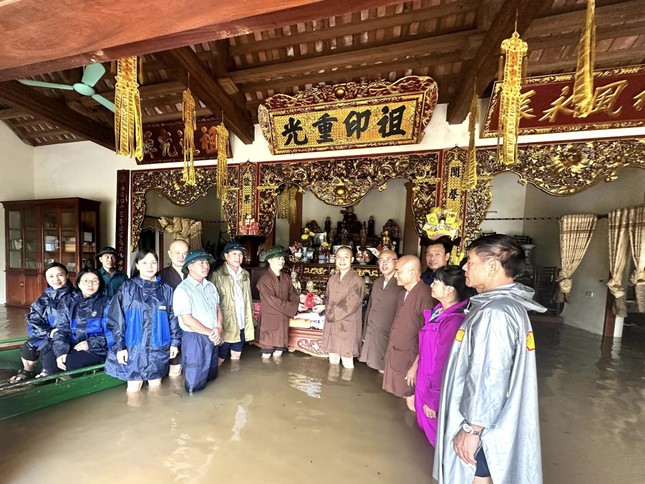 Thượng tọa Thích Minh Quang trao quà hỗ trợ đến chư Tăng chùa Thôn Năm