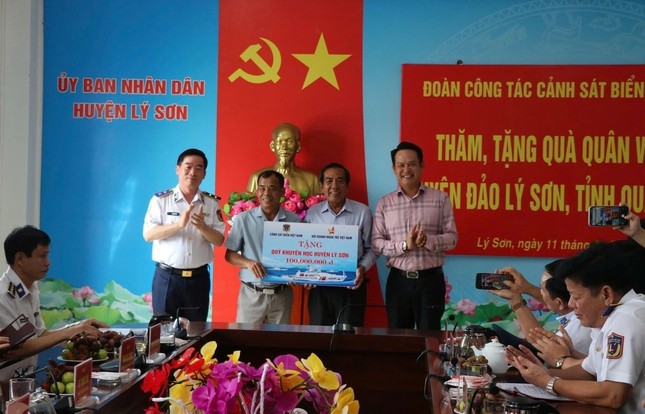 Bộ Tư lệnh Cảnh sát biển và Hội Doanh nhân trẻ Việt nam tặng quà cho huyện Lý Sơn chiều 11-9 - Ảnh: B.D Bộ Tư lệnh Cảnh sát biển và Hội Doanh nhân trẻ Việt nam tặng quà cho huyện Lý Sơn chiều 11-9 - Ảnh: B.D