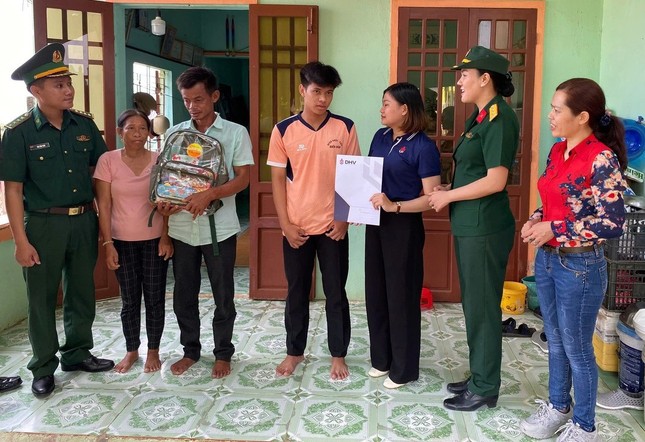 Trung tâm Phát thanh Truyền hình Quân đội tặng học bổng cho học sinh nghèo học giỏi ở Lý Sơn chiều 11-9 - Ảnh: B.D Trung tâm Phát thanh Truyền hình Quân đội tặng học bổng cho học sinh nghèo học giỏi ở Lý Sơn chiều 11-9 - Ảnh: B.D