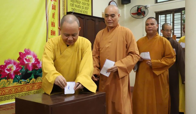 Chư Tăng quyên góp Chư Tăng quyên góp