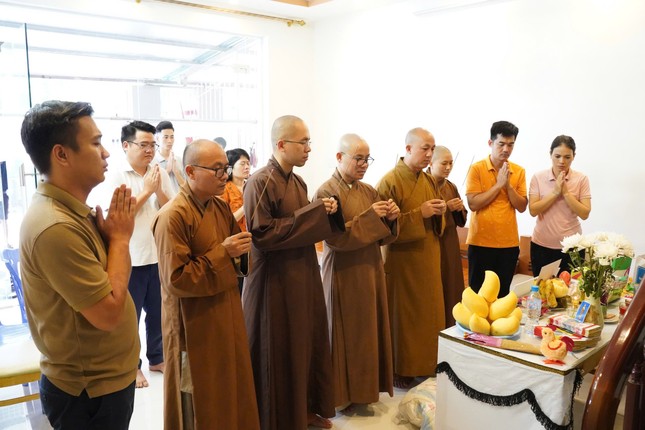 Chư tôn đức thắp hương cầu nguyện hương linh nạn nhân được siêu sinh cõi lành Chư tôn đức thắp hương cầu nguyện hương linh nạn nhân được siêu sinh cõi lành