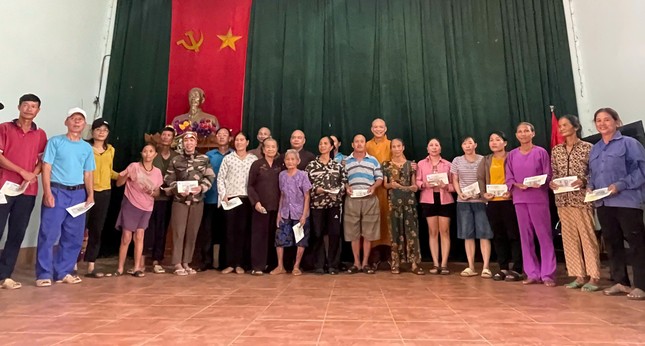 Chia sẻ yêu thương, giúp nhau vượt qua khó khăn Chia sẻ yêu thương, giúp nhau vượt qua khó khăn