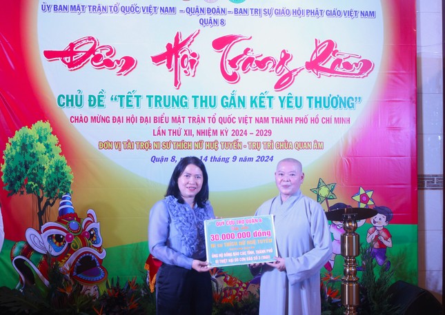 Trao bảng tượng trưng hỗ trợ số tiền 30 triệu đồng đến đồng bào vùng thiên tai, bão lũ Trao bảng tượng trưng hỗ trợ số tiền 30 triệu đồng đến đồng bào vùng thiên tai, bão lũ