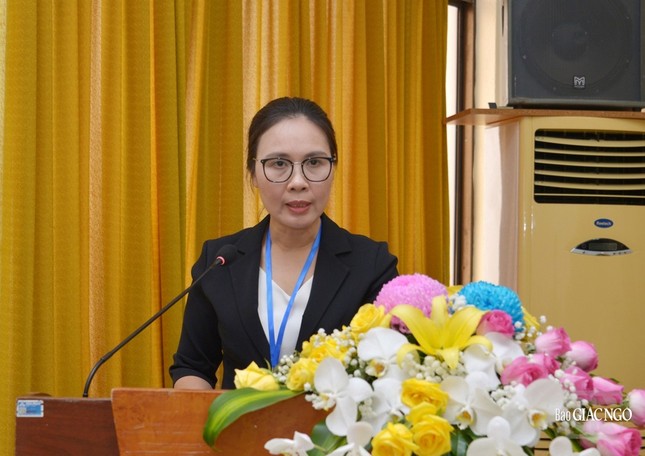 Bà Trần Thị Minh Nga phát biểu chúc mừng
