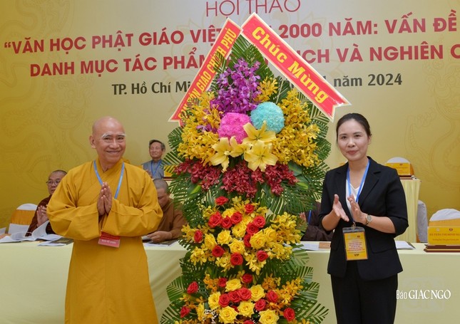 Đại diện Ban Tôn giáo Chính phủ tặng hoa chúc mừng hội thảo
