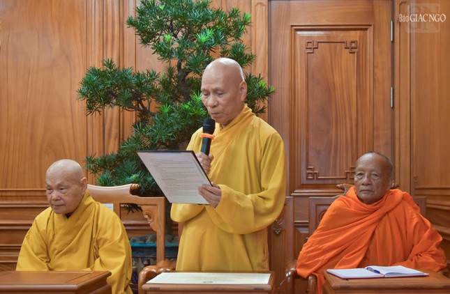 Trưởng lão Hòa thượng Thích Giác Quang, trình bày và lấy ý kiến biểu quyết các vấn đề đã được Ban Thường trực thảo luận, nhận định và thống nhất trong phiên họp ngày 9-12-2024