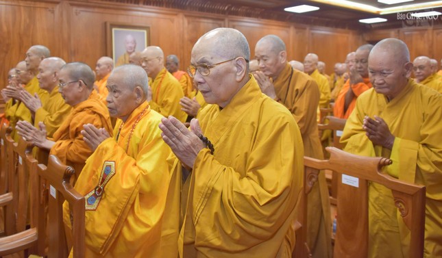 Chư tôn Trưởng lão Hội đồng Chứng minh đồng nhất tâm tưởng niệm nhị vị Phó Pháp chủ và 7 vị Thành viên Hội đồng Chứng minh nhiệm kỳ IX đã viên tịch