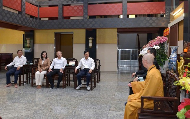 Tháp tùng cùng Đại tá Cục trưởng còn có các vị lãnh đạo, cán bộ Cục An ninh nội địa - Bộ Công an. Tháp tùng cùng Đại tá Cục trưởng còn có các vị lãnh đạo, cán bộ Cục An ninh nội địa - Bộ Công an.