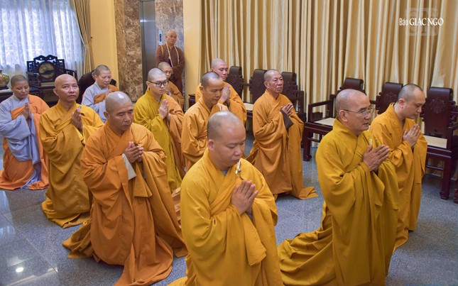 Thượng tọa Trưởng ban Trị sự, cùng chư tôn đức Tăng Ni trong phái đoàn Giáo hội Phật giáo tỉnh Vĩnh Long cung kính đảnh lễ Đức Pháp chủ, lãnh thọ giáo giới Thượng tọa Trưởng ban Trị sự, cùng chư tôn đức Tăng Ni trong phái đoàn Giáo hội Phật giáo tỉnh Vĩnh Long cung kính đảnh lễ Đức Pháp chủ, lãnh thọ giáo giới