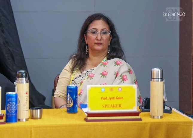 Tiến sĩ Jyoti Gaur, Giáo sư Đại học Suresh Gyan Vihar, Ấn Độ trình bày tham luận “Sức mạnh của sự tha thứ: Con đường dẫn đến sự trưởng thành nội tâm và đổi mới” Tiến sĩ Jyoti Gaur, Giáo sư Đại học Suresh Gyan Vihar, Ấn Độ trình bày tham luận “Sức mạnh của sự tha thứ: Con đường dẫn đến sự trưởng thành nội tâm và đổi mới”